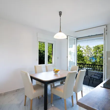 Victoria Apartment *